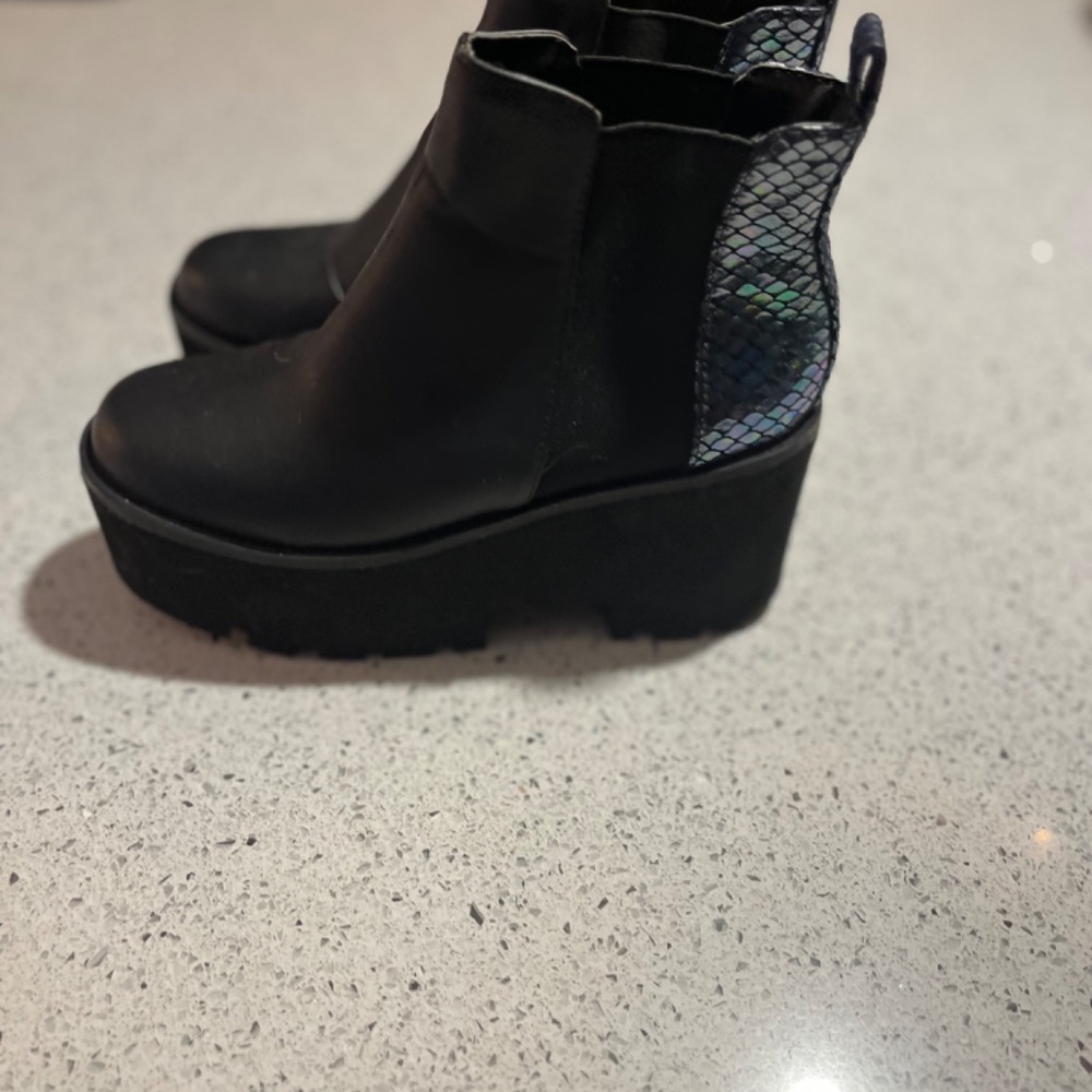 Boots - Picture 3 of 3